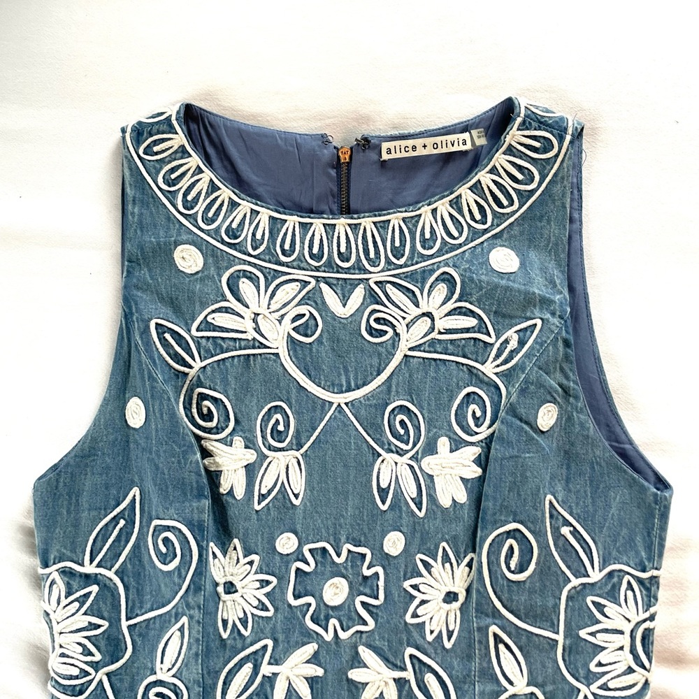 Alice + Olivia Lindsey Chambray Embroidered Dress - Picture 5 of 13